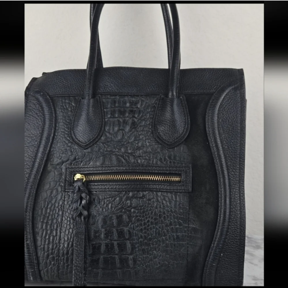 Chic Black Croc-Embossed Tote Bag - Picture 4 of 10